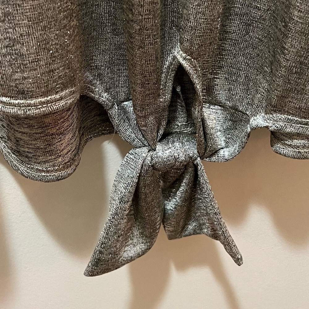 Kim & Cami silver shimmery top tie front medium new with partial tag - Picture 2 of 7